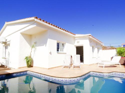 3 bedrooms villa with private pool and enclosed garden at Empuriabrava