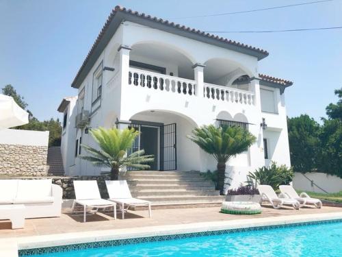 Villa with a big garden and heated pool