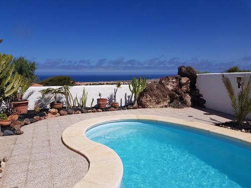 Villa with sea view and pool