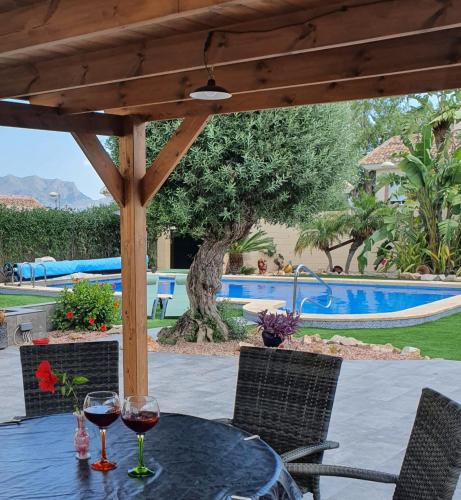 Villa with serene mountain views. Spacious garden with 10x5m pool.