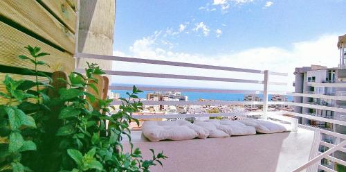 Centric flat level 17 with panoramic terrace overlooking the sea