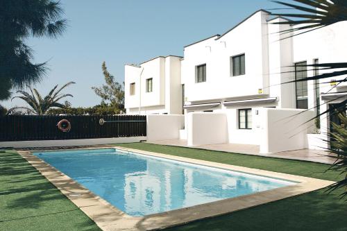 Vivienda luminosa con piscina climatizada