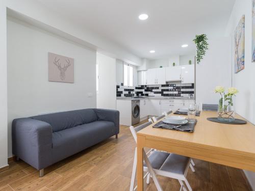 Workfriendly Urban Home Next to Las Canteras Beach