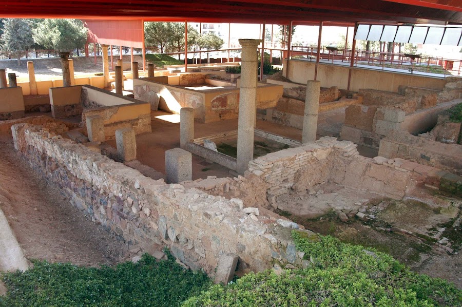 Casa Del Mitreo Y Área Funeraria De Los Columbarios