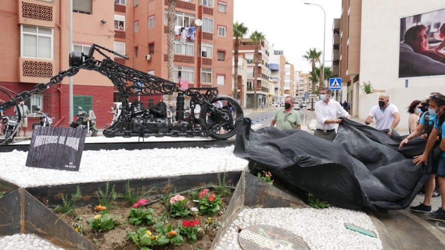 Escultura Dedicada A La Afición Motera