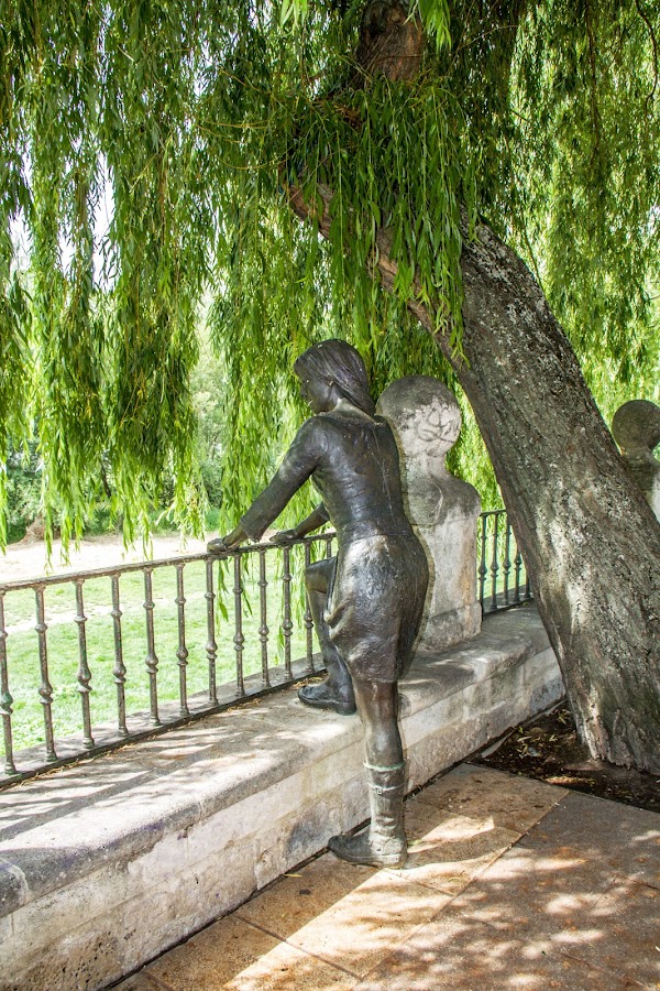 Estatua De Mujer Mirando Al Río Arlanzón