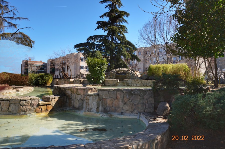 Fuente De Cascada - Parque De Madrid