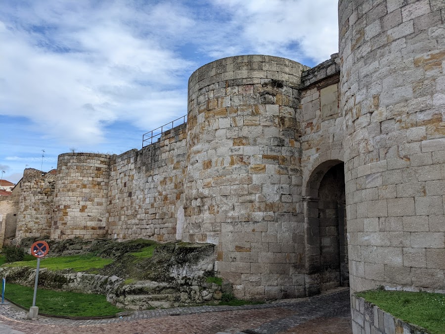 Puerta y Palacio de Doña Urraca