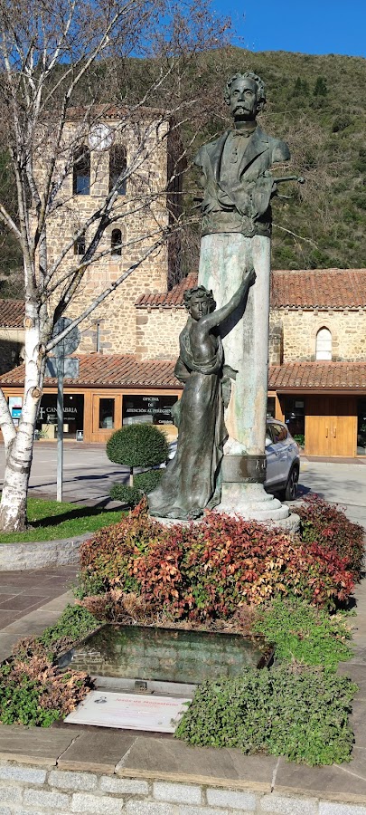 Monumento A Jesús De Monasterio