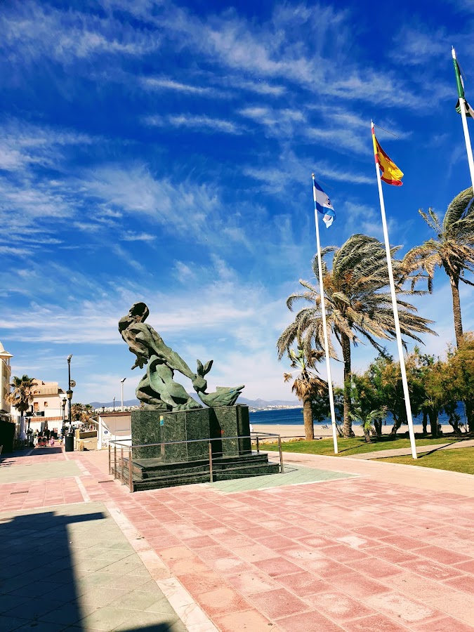 Monumento En Homenaje Al Pescador