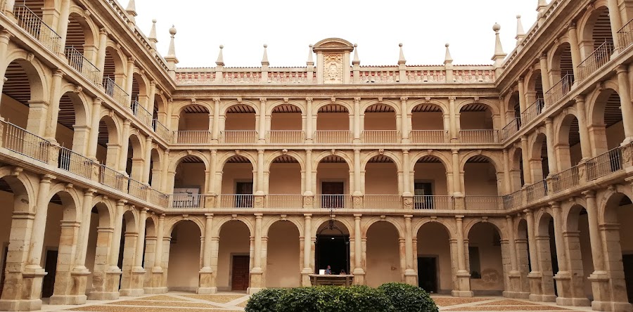 Patio De Santo Tomás De Villanueva