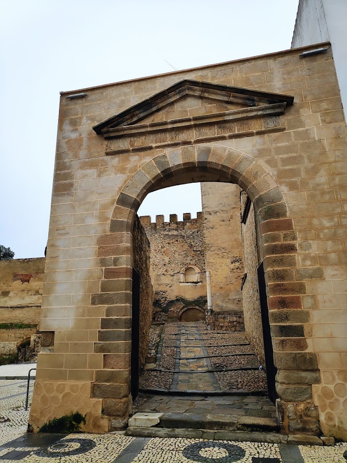 Puerta Del Capitel